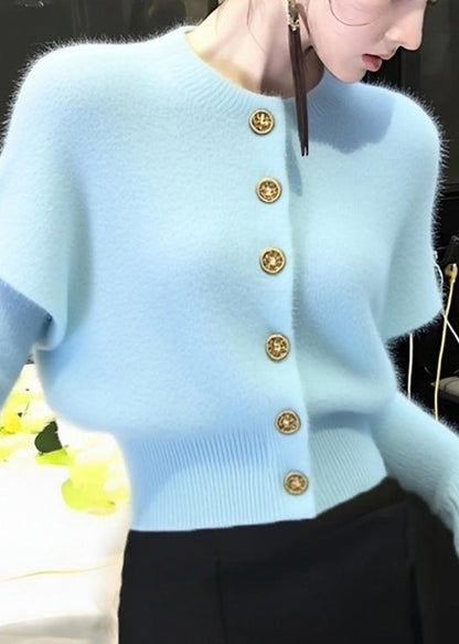Elegante suéter corto de punto con botones y cuello redondo azul para invierno
