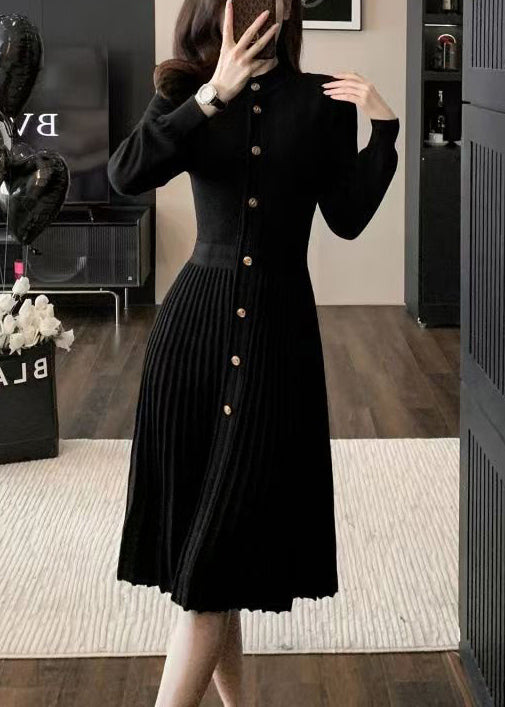 Elegantes blaues Strickkleid mit Rundhalsausschnitt und Knittereffekt für den Winter