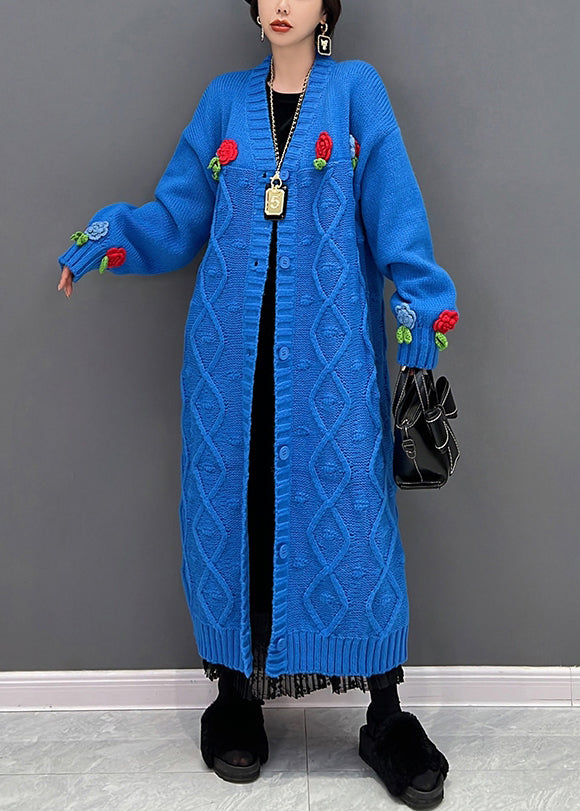 Elegante blaue Strickjacke mit V-Ausschnitt und Blumenmuster