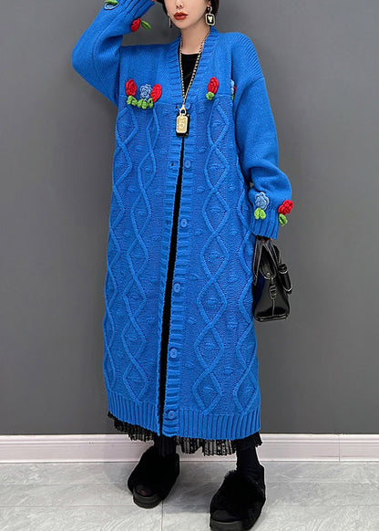 Elegante blaue Strickjacke mit V-Ausschnitt und Blumenmuster