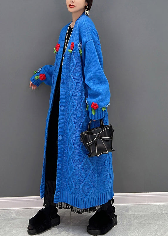 Elegante blaue Strickjacke mit V-Ausschnitt und Blumenmuster