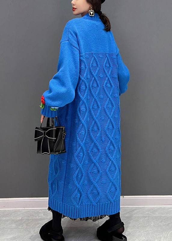 Elegante blaue Strickjacke mit V-Ausschnitt und Blumenmuster
