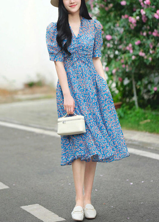 Elegantes blaues Baumwollkleid mit V-Ausschnitt und Printtaschen für den Sommer