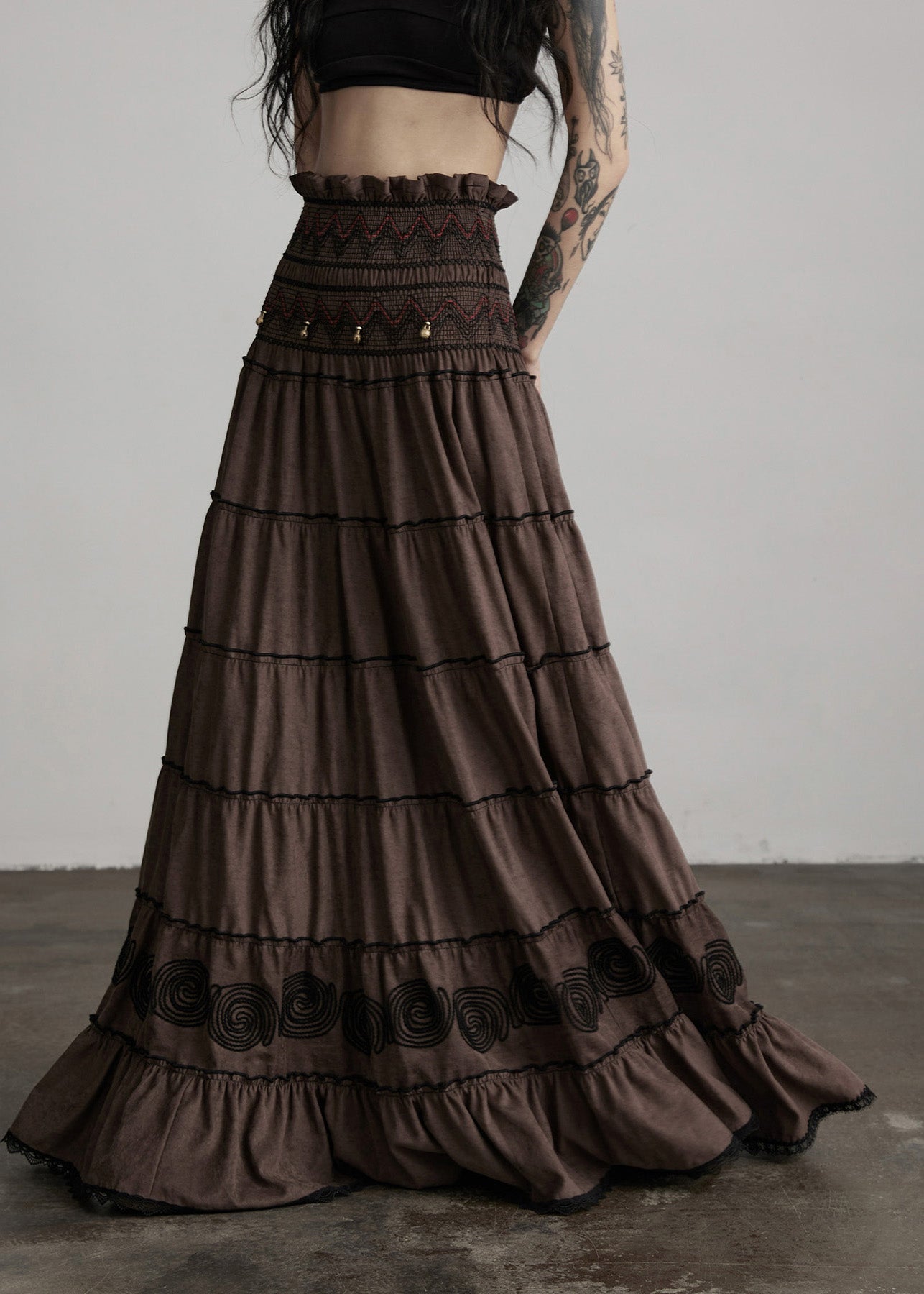 Eleganter brauner bestickter Baumwollrock mit Quasten für die Feiertage im Frühling