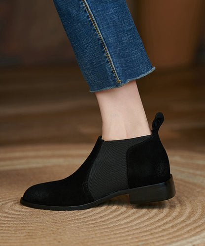 Elegante braune Wildlederstiefel mit Ziernaht und spitzer Zehenpartie