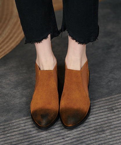 Elegante braune Wildlederstiefel mit Ziernaht und spitzer Zehenpartie