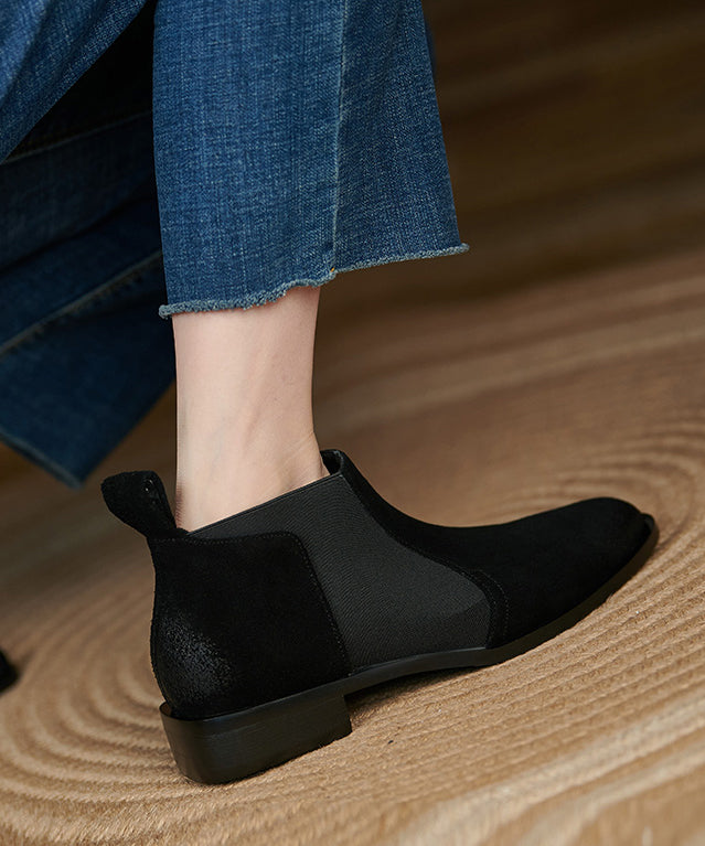 Elegante braune Wildlederstiefel mit Ziernaht und spitzer Zehenpartie