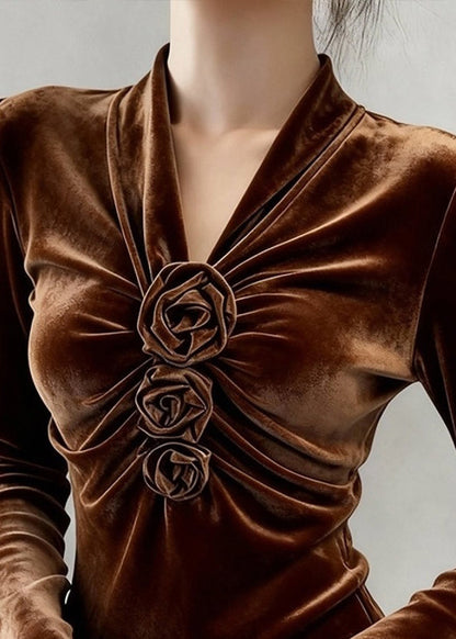 Elegantes kaffeefarbenes T-Shirt mit V-Ausschnitt, geknittertem Blumenmuster aus Seidenvelours für den Winter