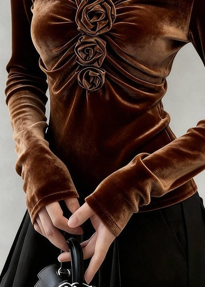 Elegantes kaffeefarbenes T-Shirt mit V-Ausschnitt, geknittertem Blumenmuster aus Seidenvelours für den Winter