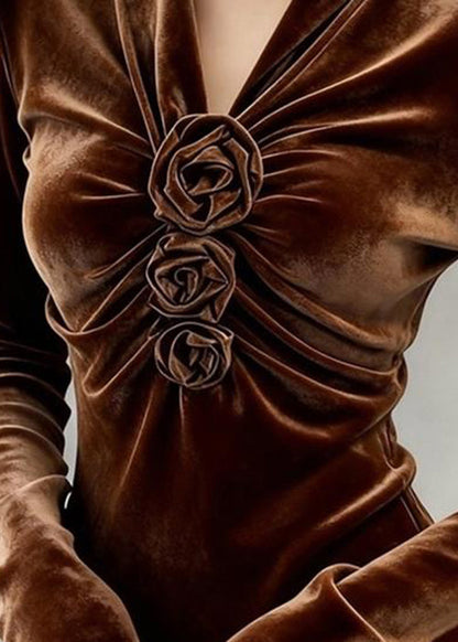 Elegantes kaffeefarbenes T-Shirt mit V-Ausschnitt, geknittertem Blumenmuster aus Seidenvelours für den Winter