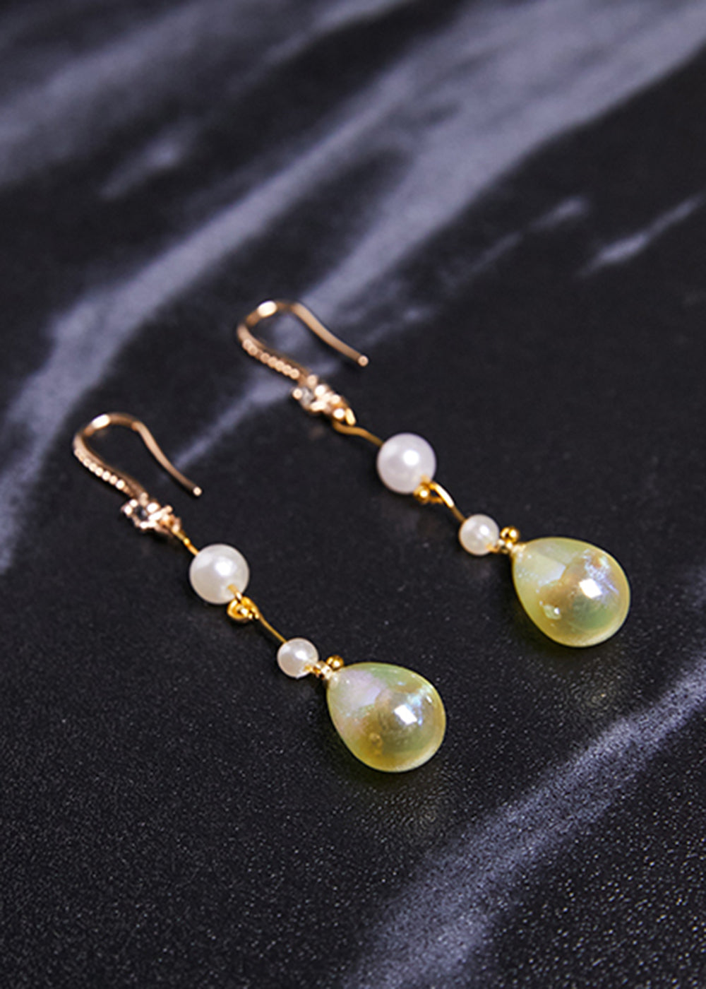 Elegantes pendientes de perla de jade con forma de gota