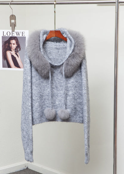 Eleganter Strickpullover mit Fuchskragen, flauschigem Bommelverzierung und warmem Strickmuster für den Winter