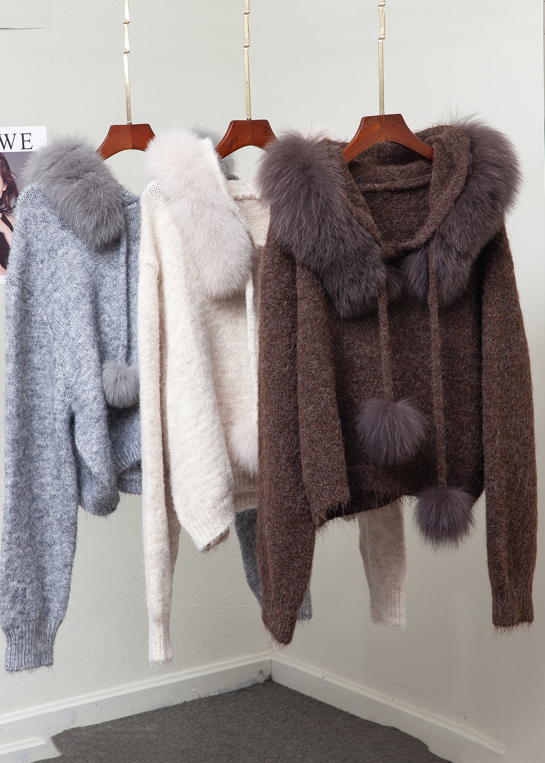 Eleganter Strickpullover mit Fuchskragen, flauschigem Bommelverzierung und warmem Strickmuster für den Winter