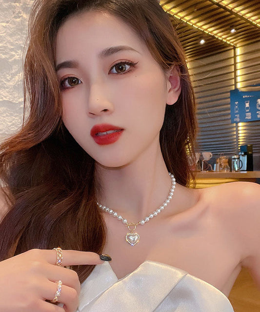 Elegante collar con colgante de perla y circonita de aleación de oro