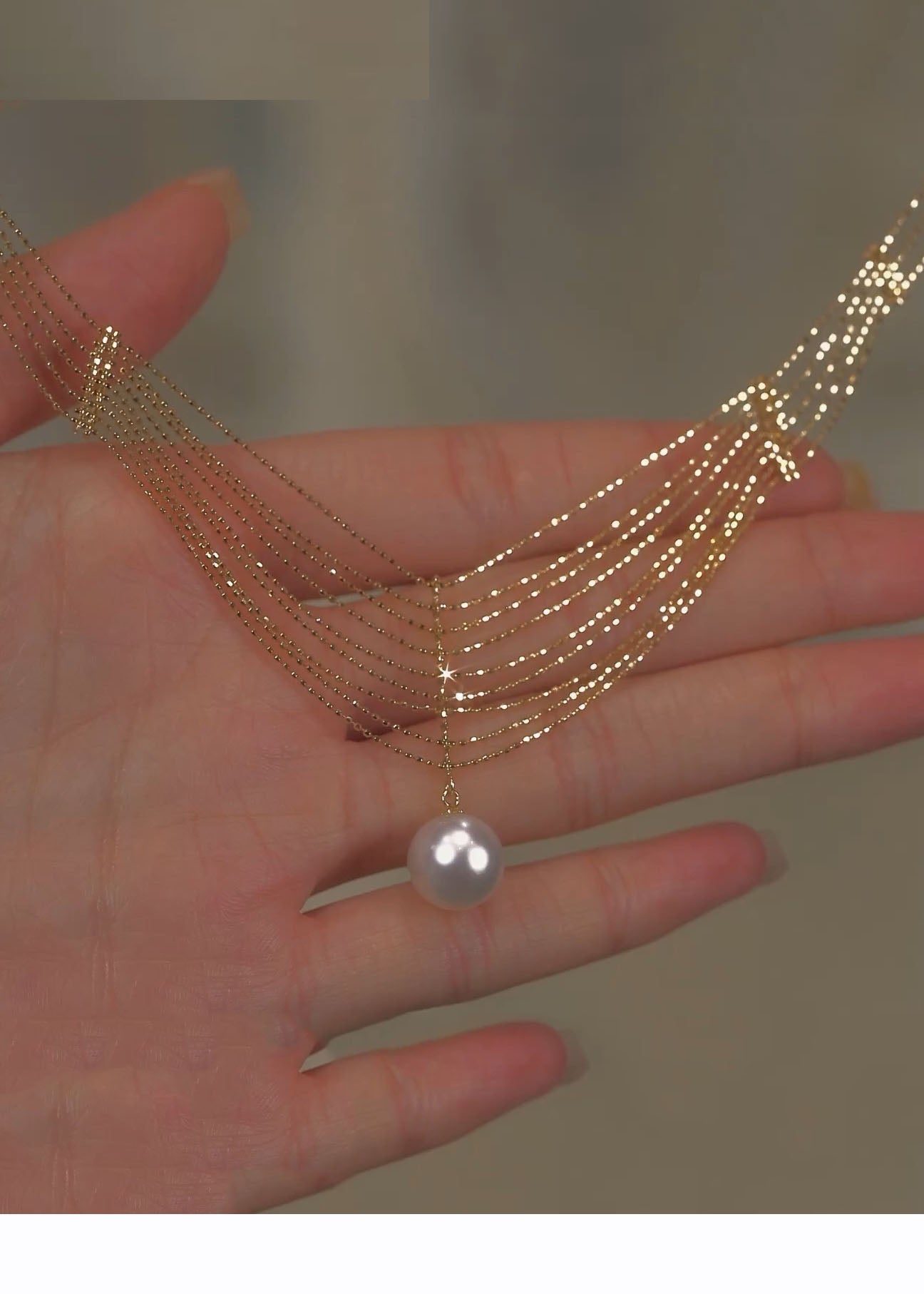 Elegante Halskette mit Quastenanhänger aus goldener Perlenspitze