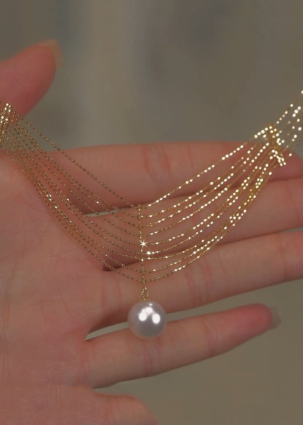 Elegante Halskette mit Quastenanhänger aus goldener Perlenspitze