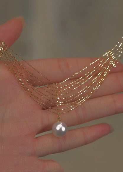 Elegante Halskette mit Quastenanhänger aus goldener Perlenspitze