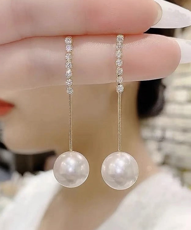 Elegantes pendientes colgantes con borlas de perlas y circonitas doradas en plata de ley