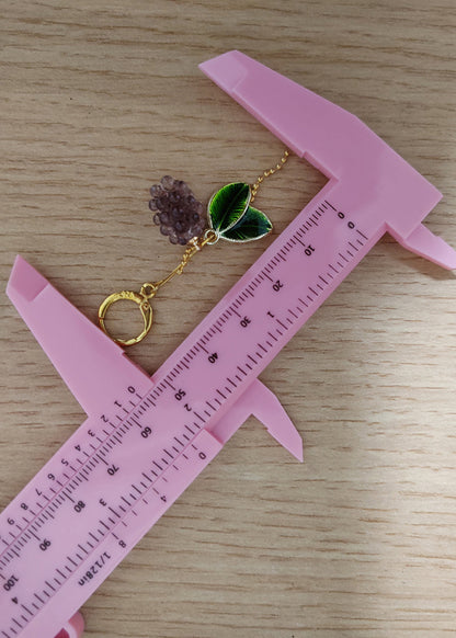 Elegante Tropfenohrringe mit Trauben und Blättern