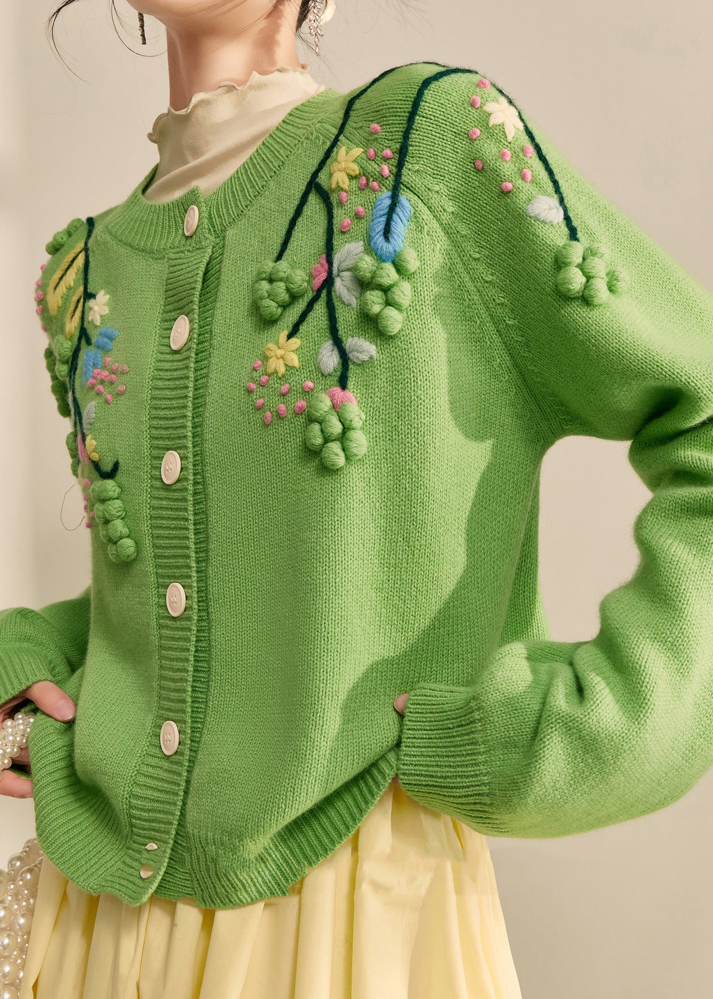 Elegante grüne Strickjacke aus Baumwolle mit bestickten Blumenmustern und Knöpfen für den Frühling