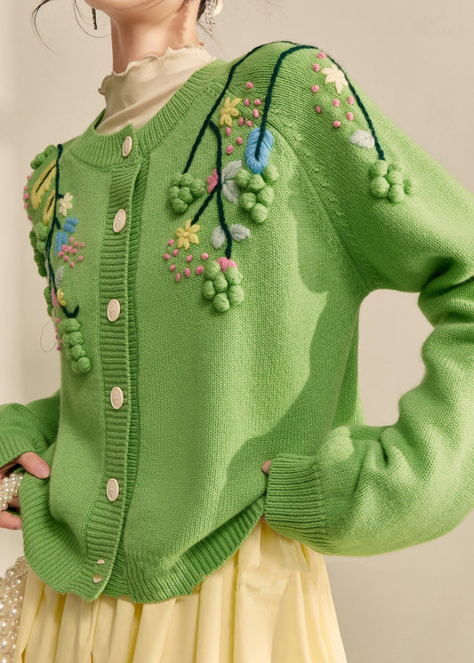 Elegante grüne Strickjacke aus Baumwolle mit bestickten Blumenmustern und Knöpfen für den Frühling