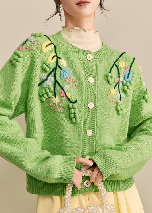 Elegante grüne Strickjacke aus Baumwolle mit bestickten Blumenmustern und Knöpfen für den Frühling