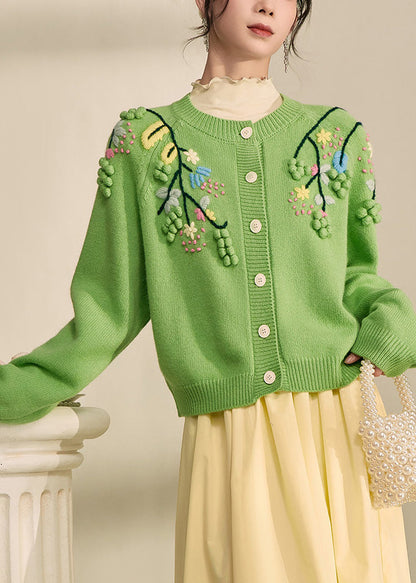 Elegante grüne Strickjacke aus Baumwolle mit bestickten Blumenmustern und Knöpfen für den Frühling