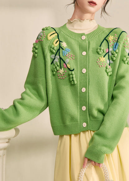 Elegante grüne Strickjacke aus Baumwolle mit bestickten Blumenmustern und Knöpfen für den Frühling