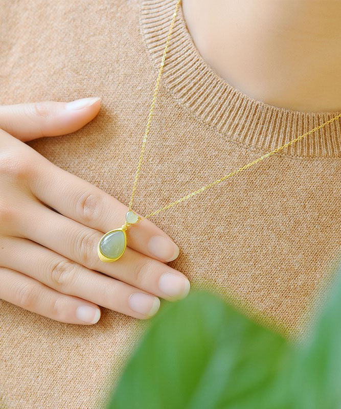 Elegante collar con colgante de jade verde con incrustaciones de oro de 18 quilates y plata de ley