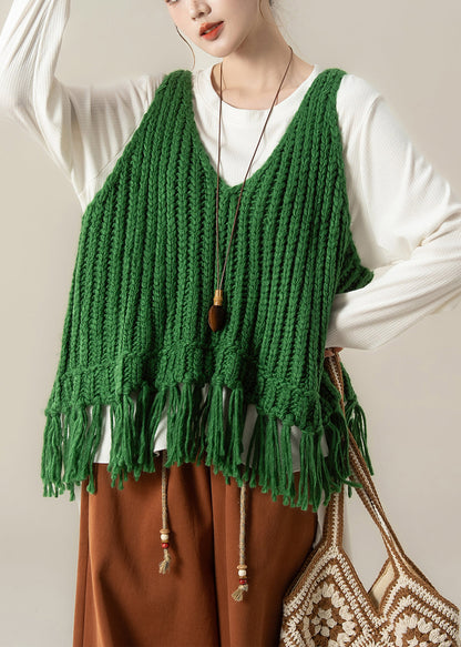 Elegante conjunto de dos piezas de chaleco de punto verde con cuello en V y borlas y camiseta de algodón blanca para primavera.
