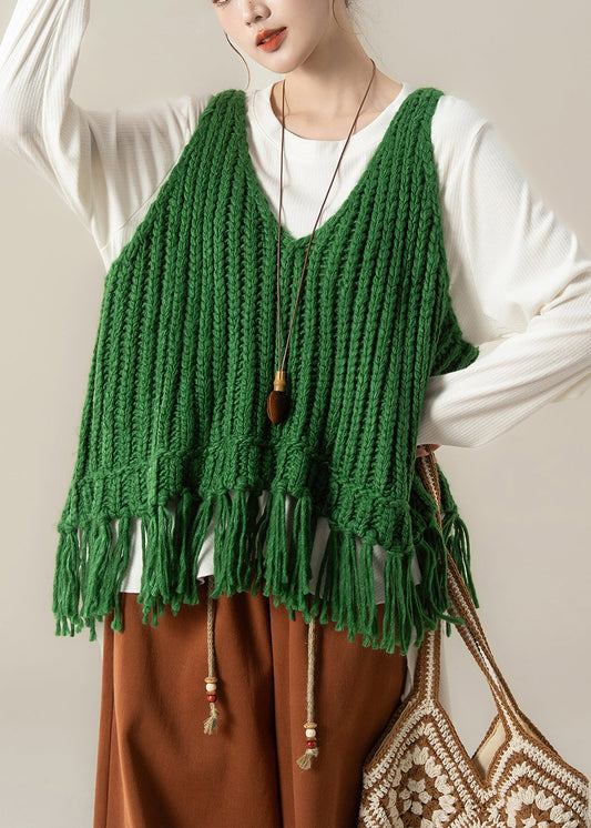 Elegante conjunto de dos piezas de chaleco de punto verde con cuello en V y borlas y camiseta de algodón blanca para primavera.