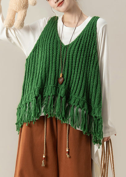 Elegante conjunto de dos piezas de chaleco de punto verde con cuello en V y borlas y camiseta de algodón blanca para primavera.