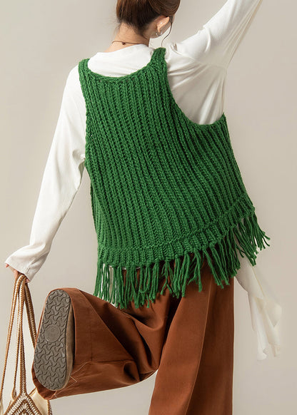Elegante conjunto de dos piezas de chaleco de punto verde con cuello en V y borlas y camiseta de algodón blanca para primavera.
