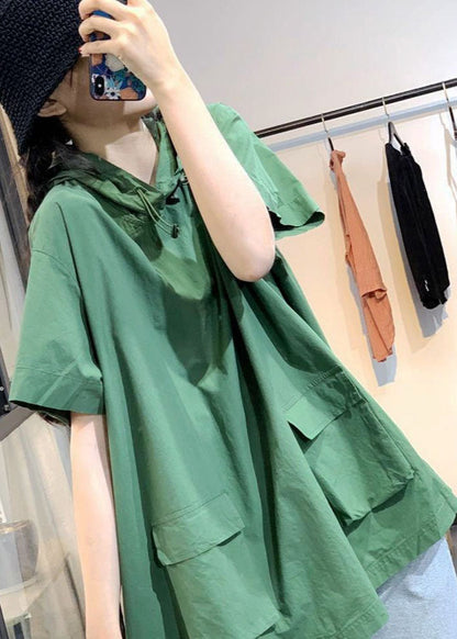 Elegantes blusas de manga corta con capucha, bolsillos y cordón ajustable en color verde otoño