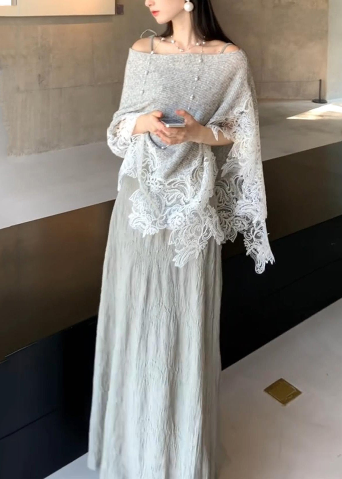 Elegante conjunto de dos piezas de capa y vestido largo de punto de algodón con retazos de encaje gris y mangas murciélago