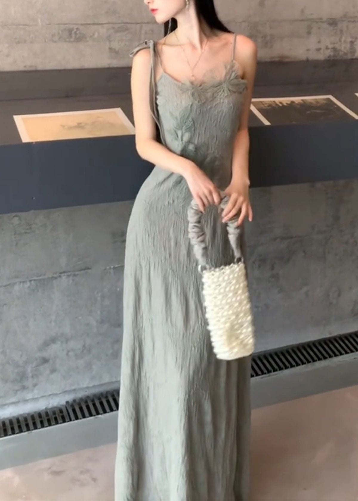 Elegante conjunto de dos piezas de capa y vestido largo de punto de algodón con retazos de encaje gris y mangas murciélago