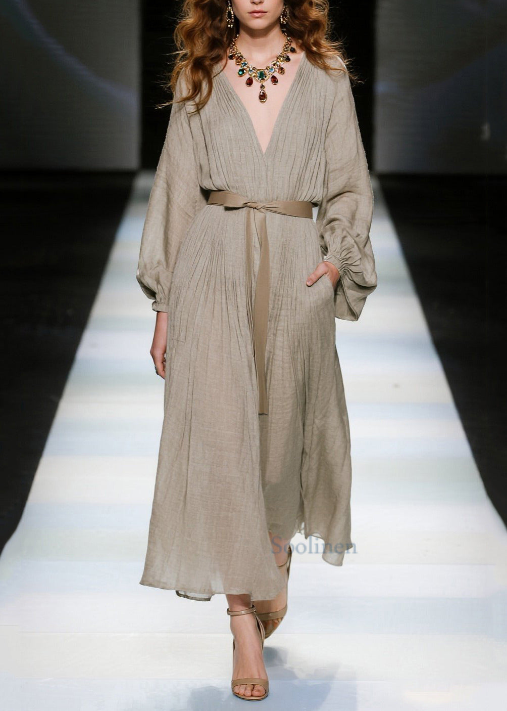 Elegante lange Baumwollkleider in Khaki mit V-Ausschnitt und Bindegürtel für den Frühling