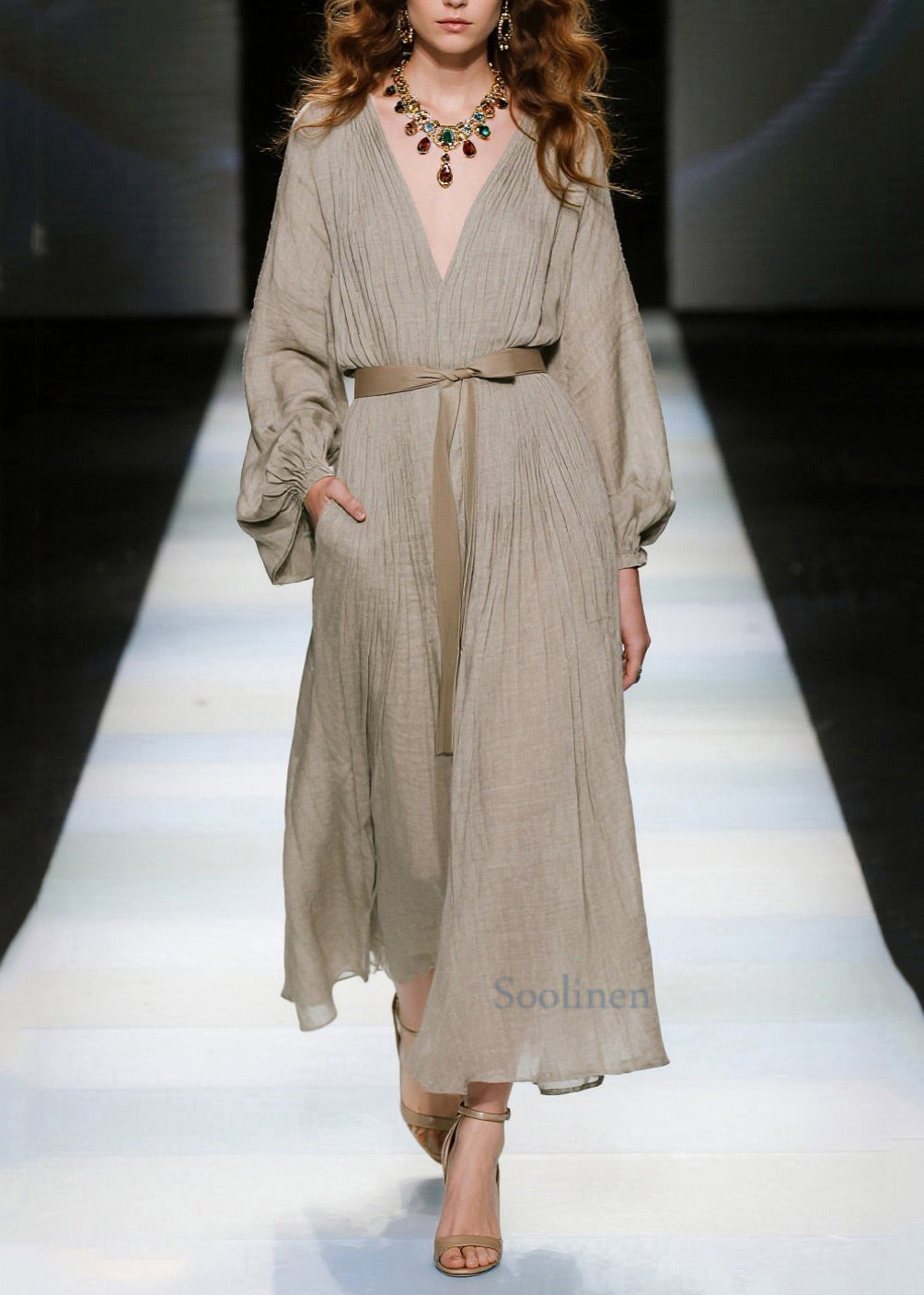 Elegante lange Baumwollkleider in Khaki mit V-Ausschnitt und Bindegürtel für den Frühling