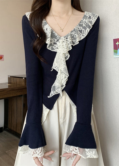 Elegantes marineblaues T-Shirt aus Baumwolle mit V-Ausschnitt, Spitzenapplikationen und ausgestellten Ärmeln