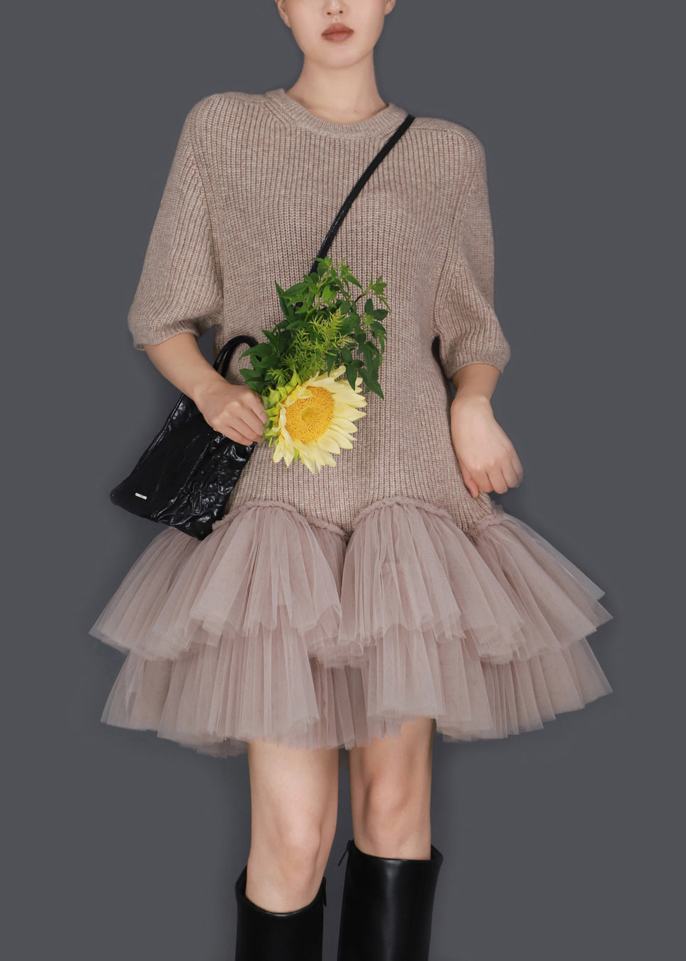 Elegante vestido tipo suéter de punto con patchwork de tul arrugado y cuello redondo en color avena