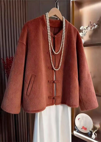 Elegante abrigo de lana naranja con cuello redondo y bolsillos abotonados para invierno.