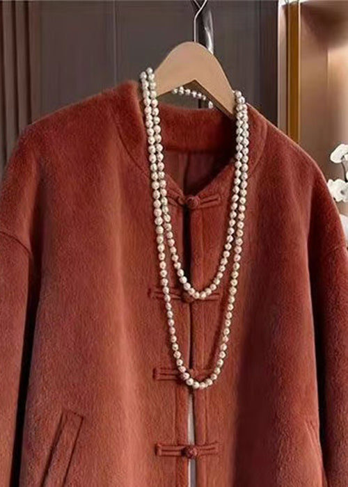 Elegante abrigo de lana naranja con cuello redondo y bolsillos abotonados para invierno.