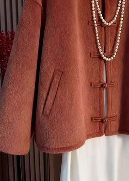 Elegante abrigo de lana naranja con cuello redondo y bolsillos abotonados para invierno.