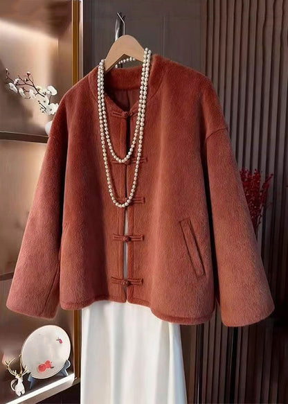 Elegante abrigo de lana naranja con cuello redondo y bolsillos abotonados para invierno.