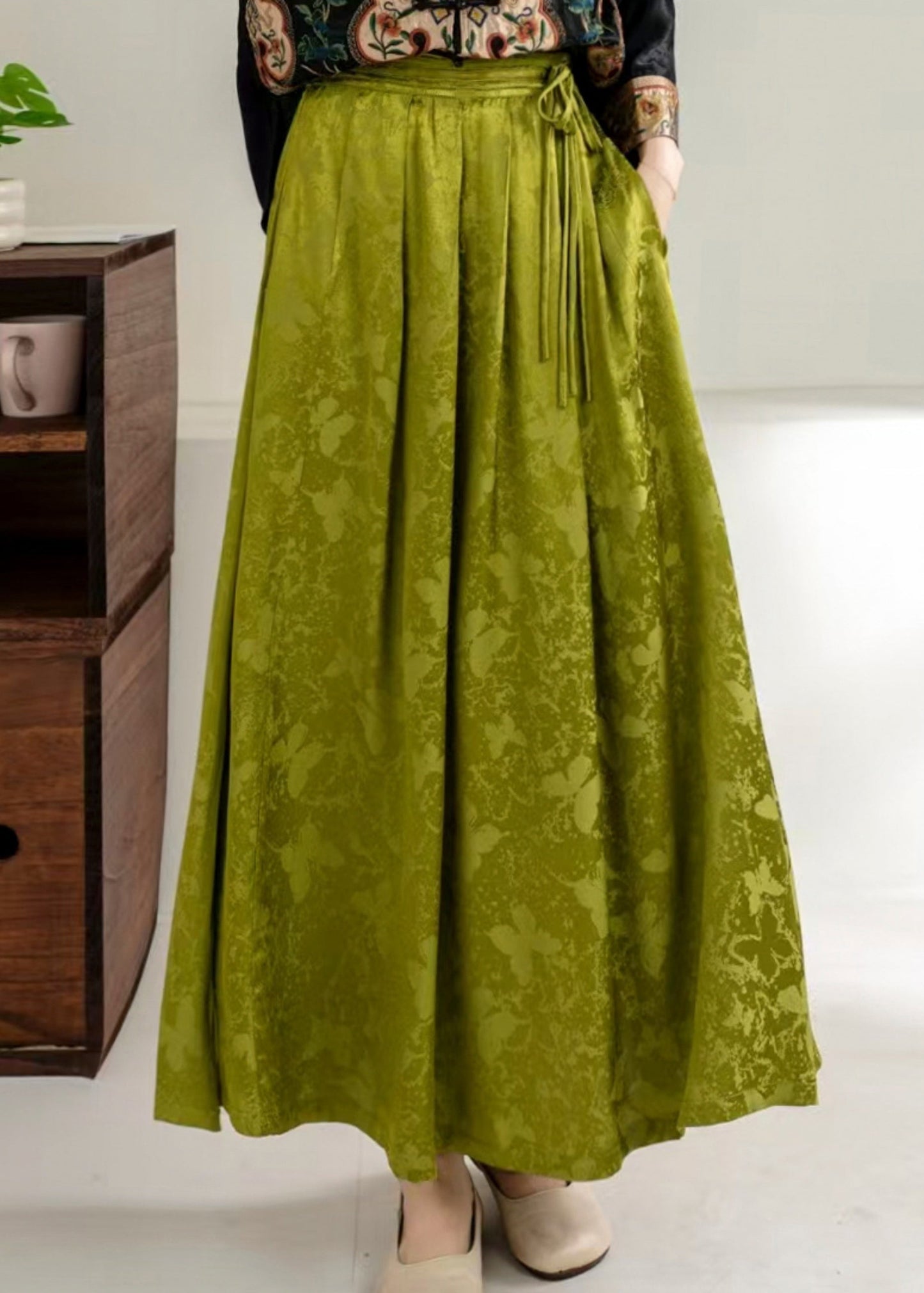 Eleganter rosa Jacquard-Seidenrock mit extra großem Saum, Frühling