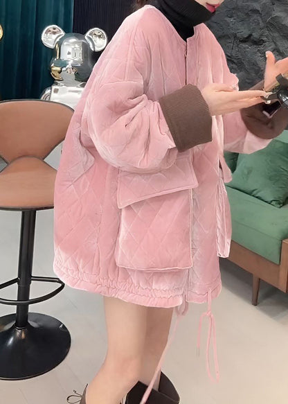 Parka elegante de algodón con cuello redondo, bolsillos y cordones en color rosa para invierno