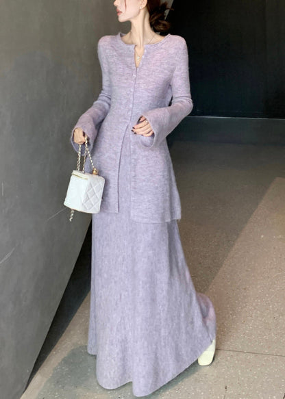 Elegantes, lilafarbenes, zweiteiliges Strickset mit Knopfleiste und ausgestellten Ärmeln