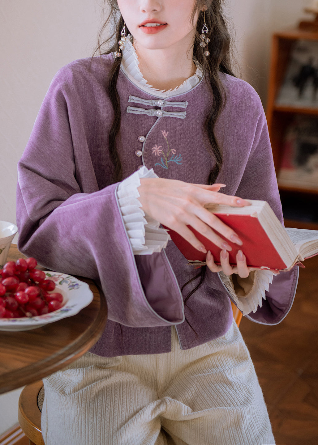 Eleganter, lila bestickter Baumwollmantel mit ausgestellten Ärmeln und Knöpfen