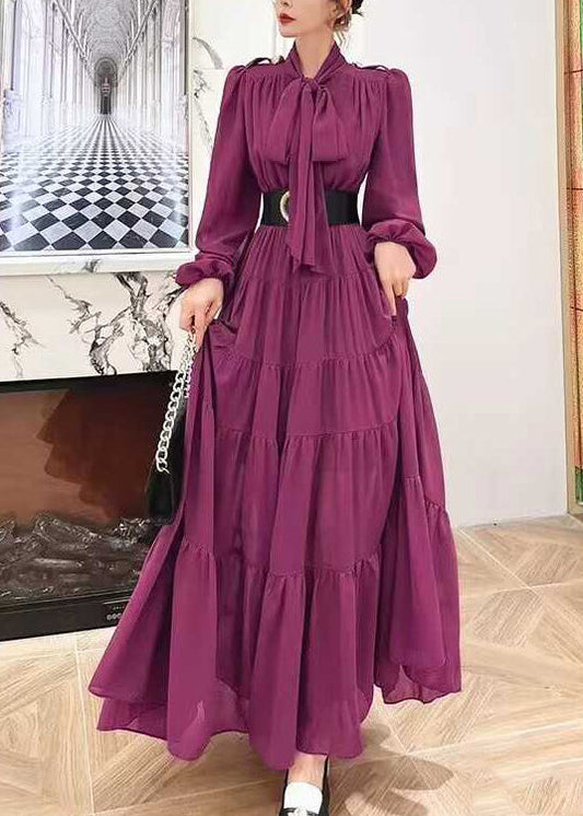 Elegantes Lila Schnürkleid Aus Gefaltetem Patchwork Mit Langen Ärmeln