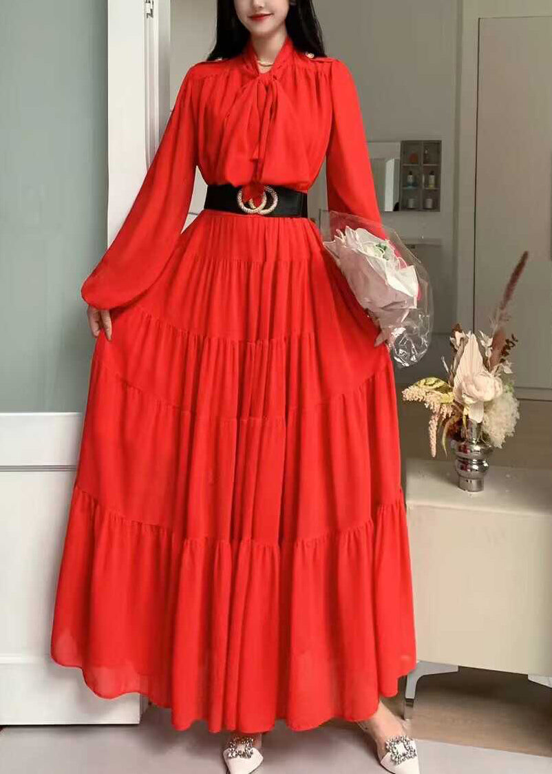 Elegantes Lila Schnürkleid Aus Gefaltetem Patchwork Mit Langen Ärmeln
